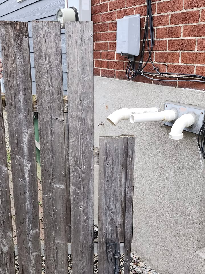 Saw this peach of a fence gate on a job today 🤣 function over beauty I guess  - Image 1