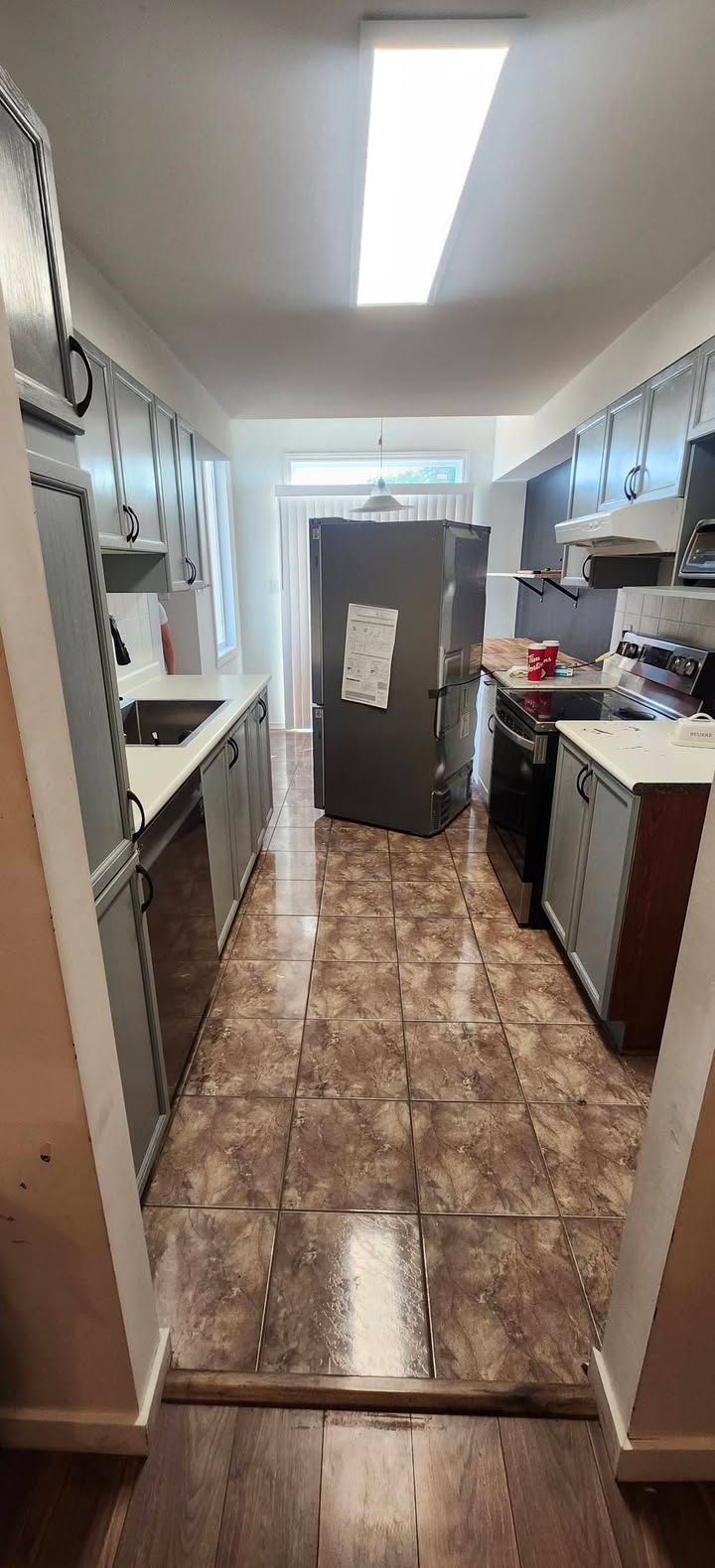 Before and after of a small kitchen update I #Ottawa. - Image 1
