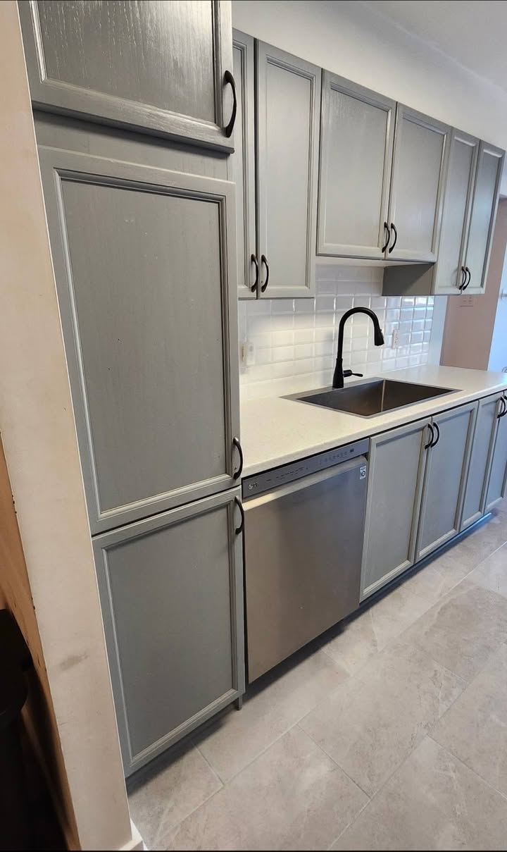 Before and after of a small kitchen update I #Ottawa. - Image 2