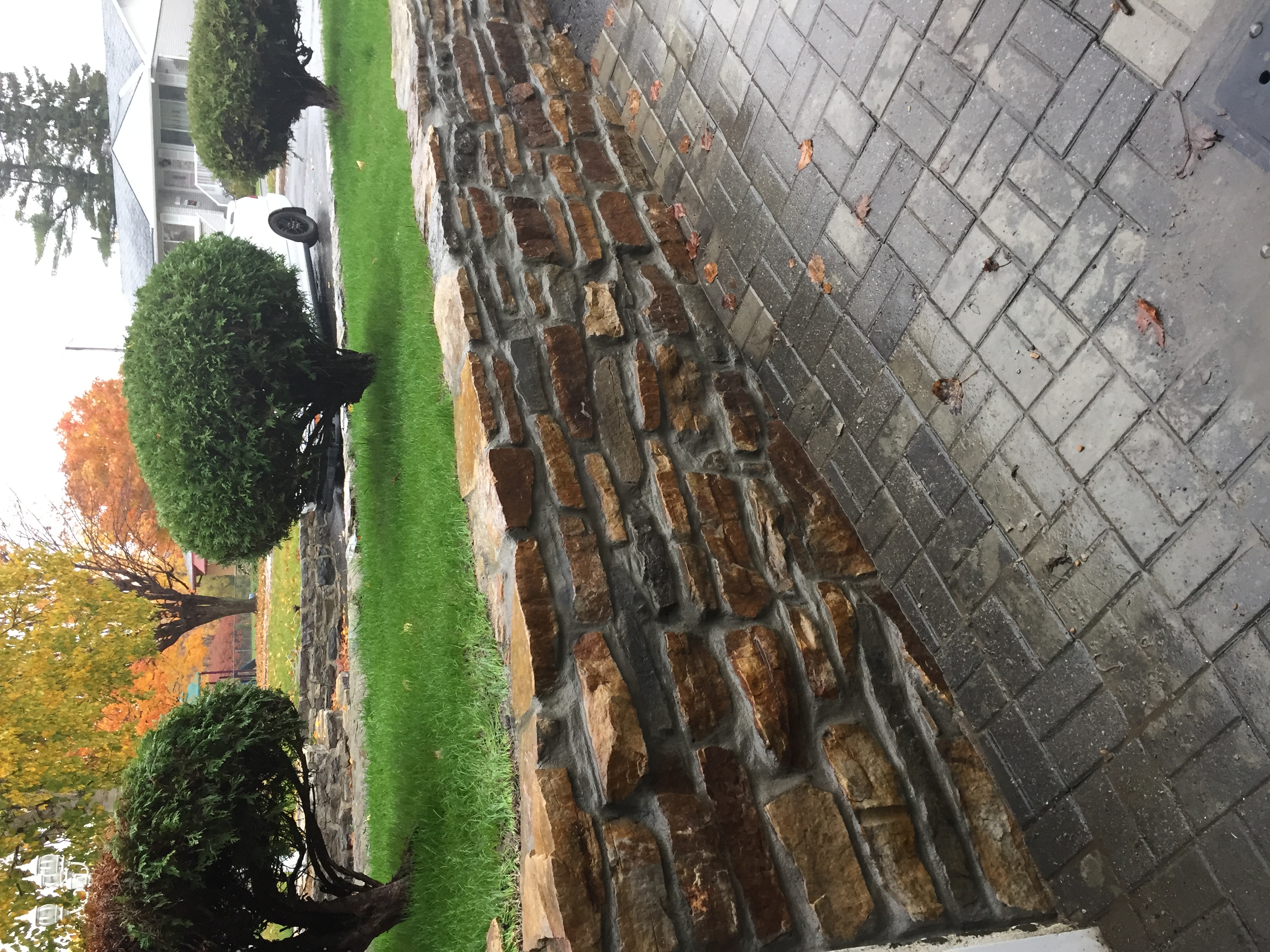 Rebuilt of a natural stone retaining wall