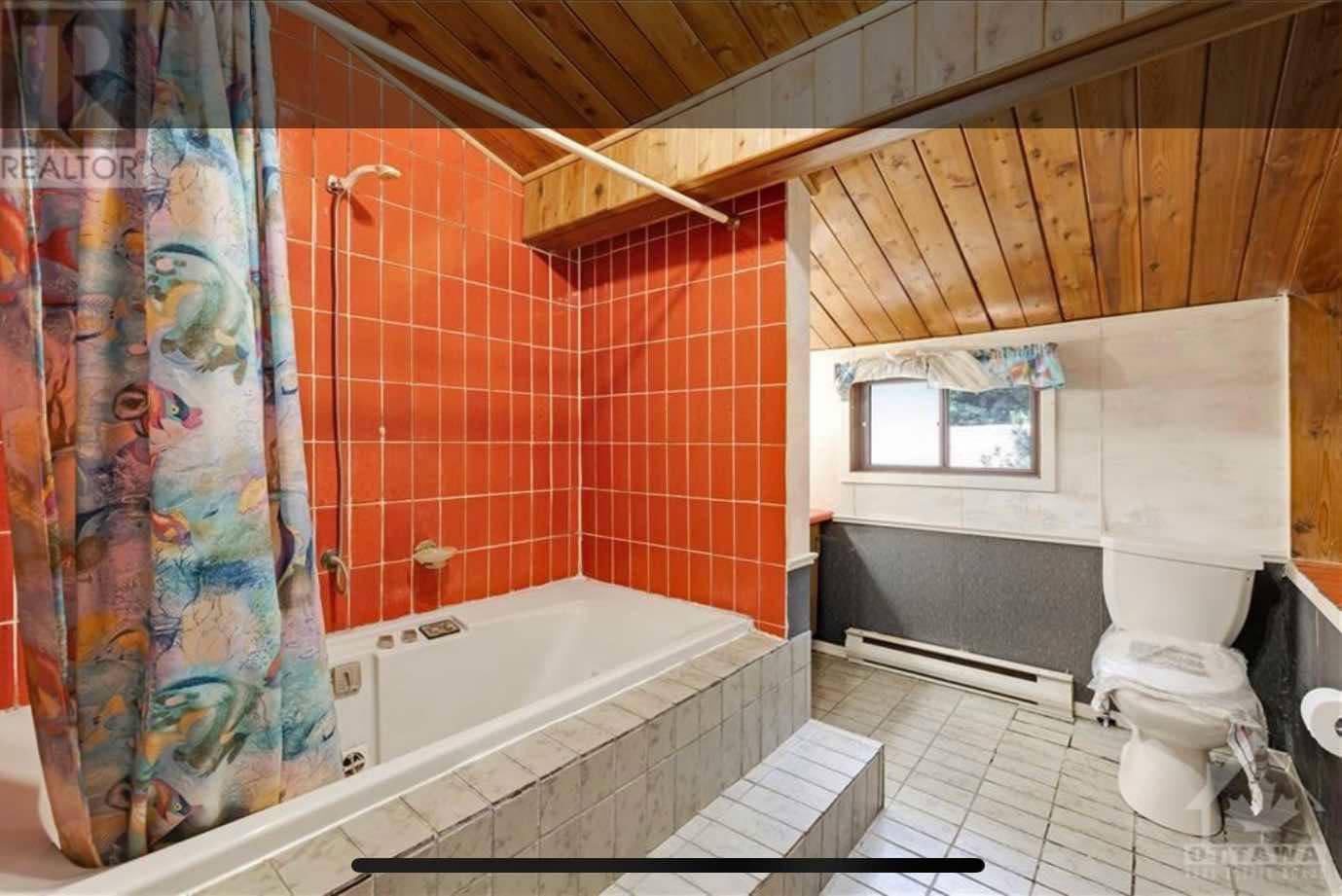 Bathroom renovation in Ottawa central - before photo 1